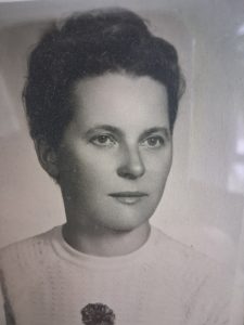 “Poza czasem, lecz nie poza pamięcią…”